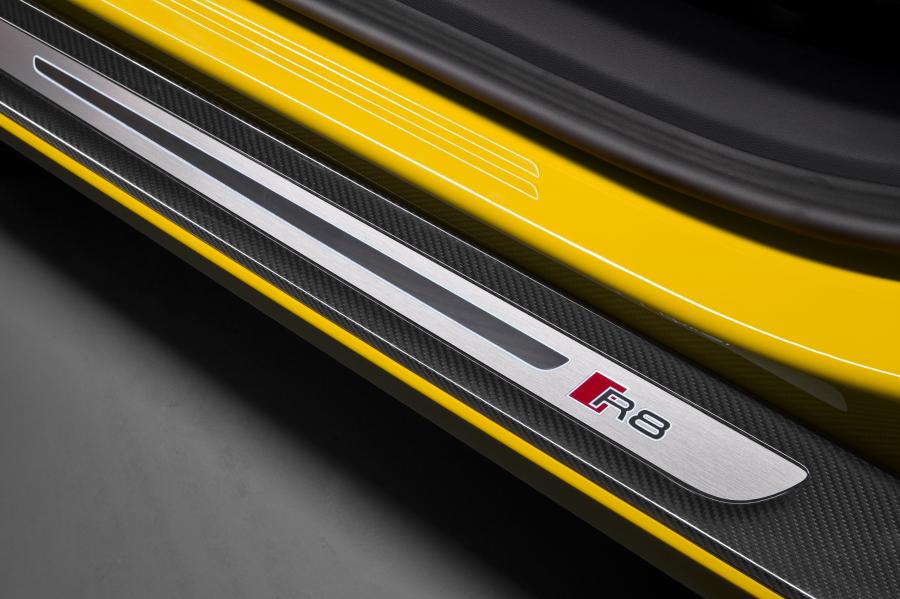 Детали интерьера Audi R8 Spyder V10 2016 года  (WW) (фото 50 из 61)